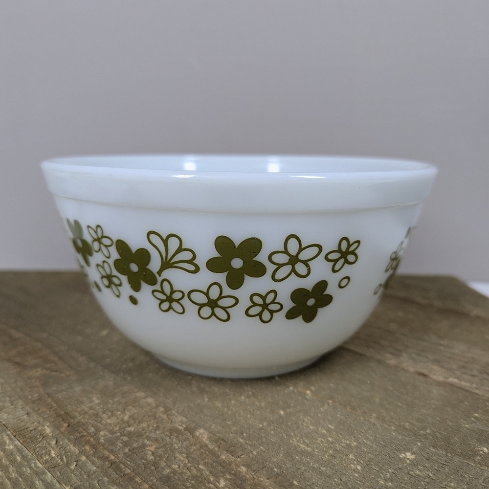 Vintage Pyrex Spring Blossom Green Daisy Mixing Bowl 402 1.5 Qt